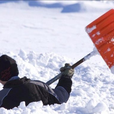 До чего техника дошла: 5 приспособлений, которые и снег уберут и Вашу спину поберегут