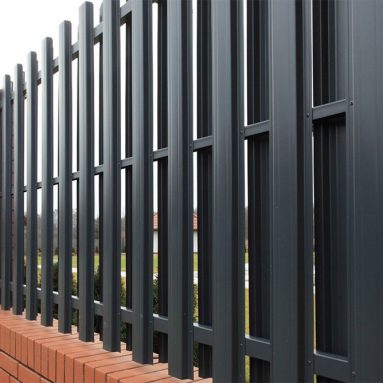 Недорого и со вкусом — металлический забор из штакетника