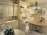 Кухонные гарнитуры из натурального дерева