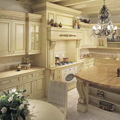 Кухонные гарнитуры из натурального дерева