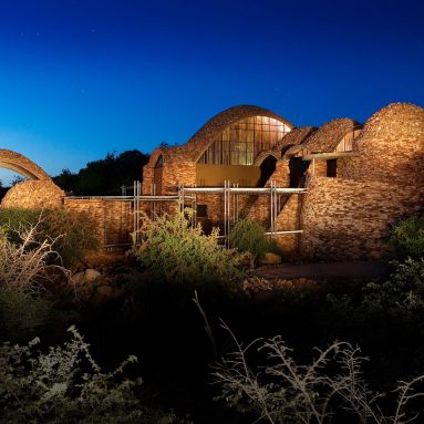 Вилла Mapungubwe Interpretation Centre по проекту Peter Rich Architects в ЮАР