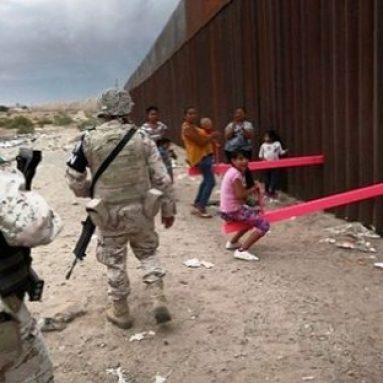 Стена Трампа: Дети из США и Америки играют на качелях построенных «В Границе»