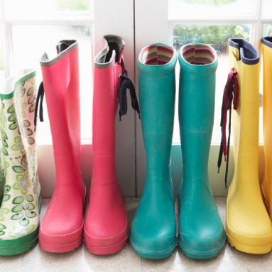 Всему свое место: оригинальные и практичные идеи для хранения обуви на даче