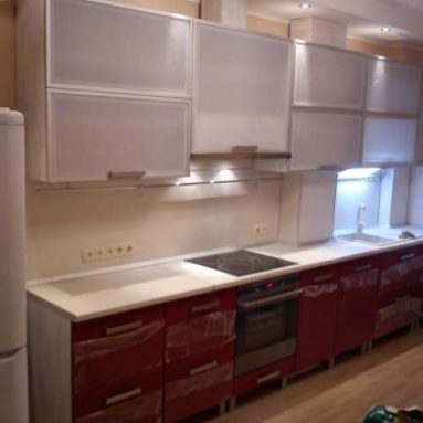 Дизайн кухни с вентиляционной шахтой в углу