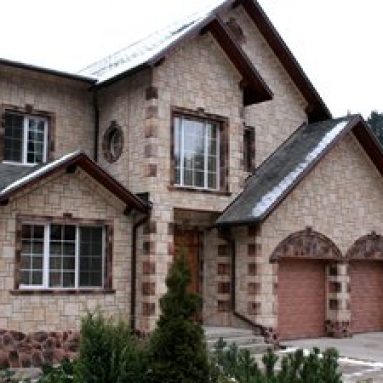 Отделка фасада дома сайдингом и искусственным камнем