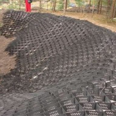 Как и чем можно укрепить склон оврага