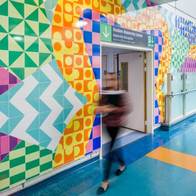 Долой унылую стерильность: Произведения искусства в больницах снижают стресс, беспокойство и боль у пациентов