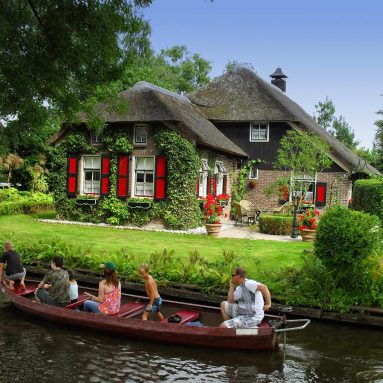 Деревня в Голландии, из которой вам не захочется уезжать, да там и дорог нет…
