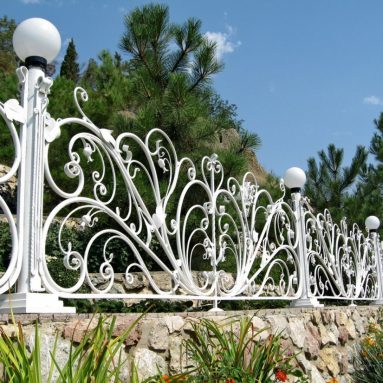 Строгая красота — ажурные металлические кованые заборы