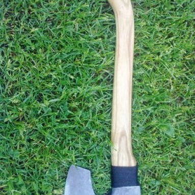 Как правильно насадить топор на топорище