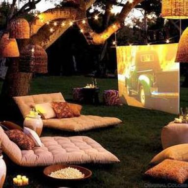 Варианты обустройства кинотеатра под открытым небом на даче