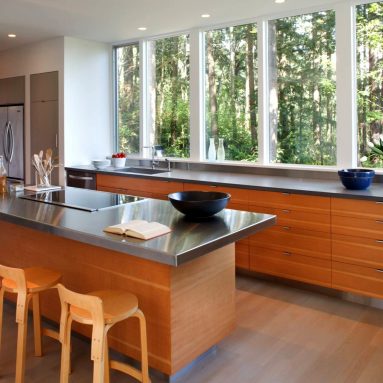 Дизайн кухни вдоль окна [10 фото] ✅️ Супер-идеи и рекомендации для интерьера!