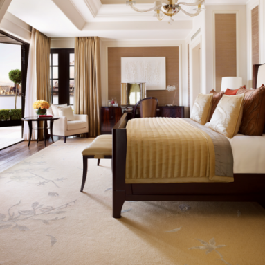 Коричневые обои в спальне