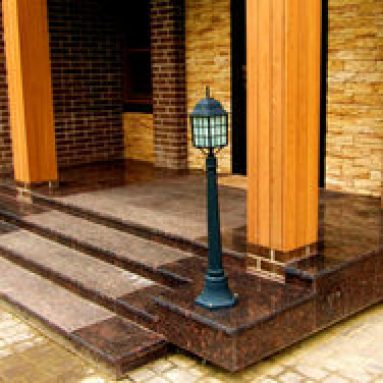 Красиво оформленное крыльцо — визитная карточка дома