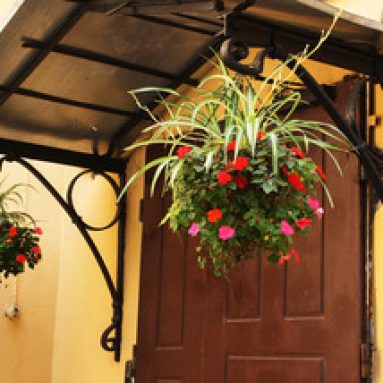 Подвесные кашпо для цветов на улице