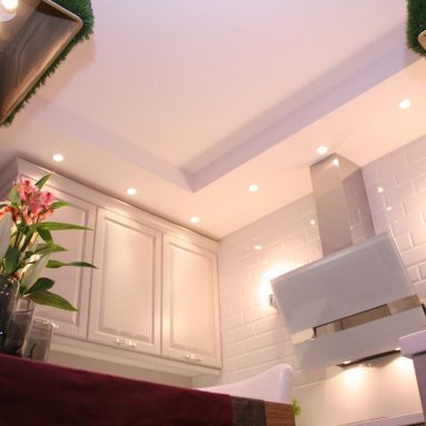 Как обыграть вентиляционный короб на кухне