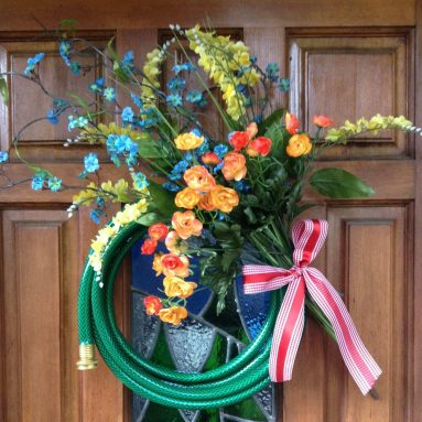 Капелька креатива — «вторая жизнь» для дырявого садового шланга