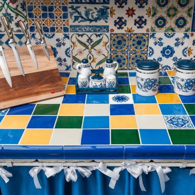 Столешница из плитки: преимущества и недостатки