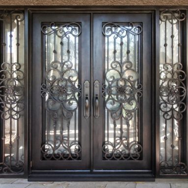 Кованые двери: изысканность эпохи возрождения и модная тенденция