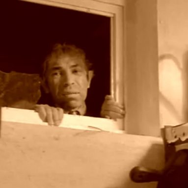 Зачем в старых домах пробивали окно между ванной и кухней