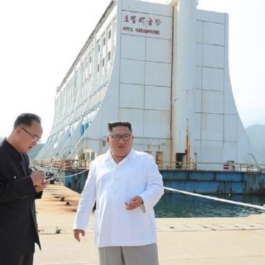 Плавучий отель из Австралии оказался в Северной Корее и будет уничтожен