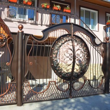 Кованые ворота с калиткой — в чем преимущество такого варианта + фото