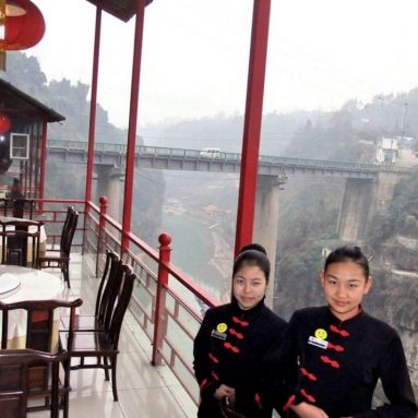 Ресторан на краю пропасти в Китае: зачем и почему