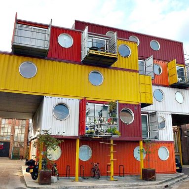 Настоящий поселок из транспортных контейнеров