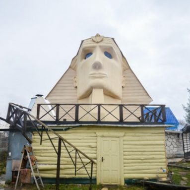 Дача в форме головы сфинкса: кто и зачем построил такую «красоту» под Витебском?