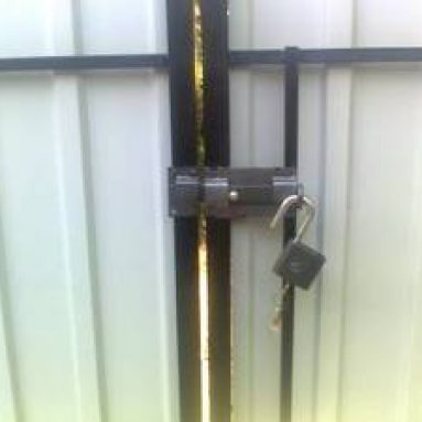 Замки на калитку и ворота из профнастила